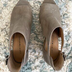 Lucky Brand Sandal with 2" Chunk Wood Heal Size 8.5 Taupe